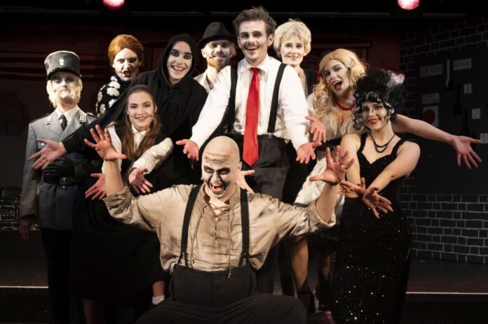 Das Ensemble von „Frankenstein Junior“. Foto: Christoph Kläser