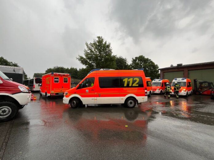 Viele Einsatzkräfte der Feuerwehr eilten zum Gelände des Pfingstzeltlagers. Foto: Feuerwehr Kreis Soest