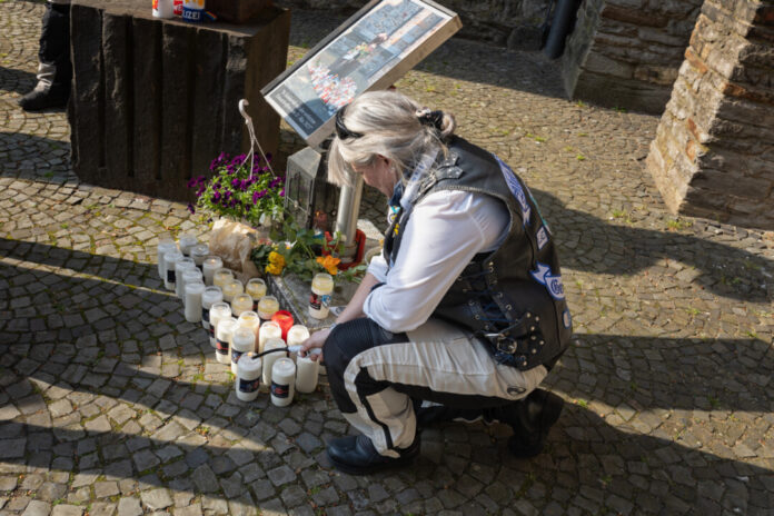 Beschriftung Biele Menschen legten an der Gedenkstätte Blumen nieder oder zündeten Kerzen an. Foto: FW Ratingen