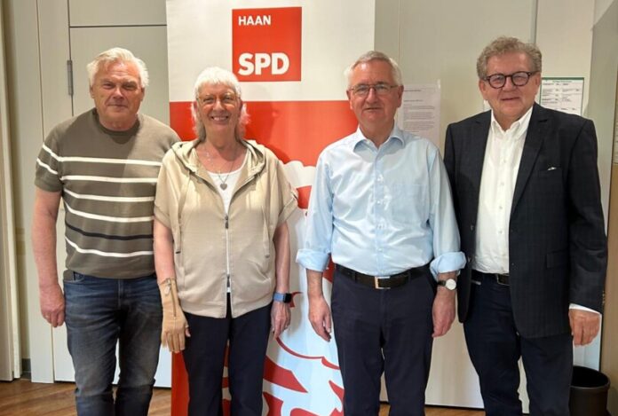 Am Rande des Fachgesprächs: Lutz Grätz, Dagmar Fach, Heinz Krumnack und Gerd-Peter Heinrichs. Foto: SPD Haan