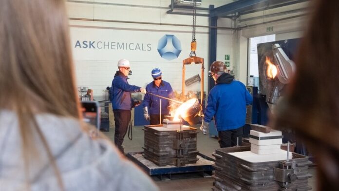 Die Mädchen konnten den Arbeitern über die Schulter schauen - manchmal mit dem gebotenen Sicherheitsabstand. Foto: ASK Chemicals