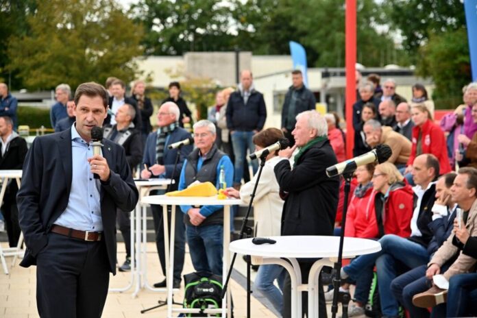 Stadtwerke-Geschäftsführer Marc Bunse bei einer Informationsveranstaltung zur Attraktivierung des Angerbads im September 2021. Foto: Stadtwerke Ratingen