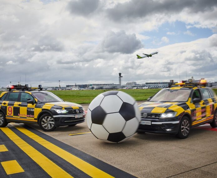 Die Marshaller des Düsseldorfer Airports stimmen sich mit Autoball auf die UEFA Euro 2024 ein. Foto: Christian Deutscher / Flughafen Düsseldorf