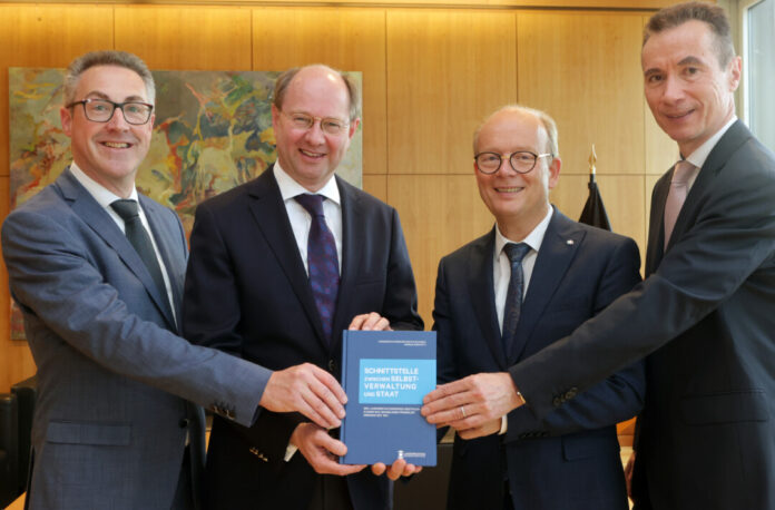 Vorstellung und Übergabe des Handbuchs zur Verbandsgeschichte des Landkreistags NRW „Schnittstelle zwischen Selbstverwaltung und Staat“ bei Landtagspräsident André Kuper (3.v.l.). (Auf dem Foto v.l.: Buchautor Prof. Dr. Andreas Marchetti, der Präsident des LKT NRW, Landrat Dr. Olaf Gericke (Kreis Warendorf), Landtagspräsident André Kuper und der Geschäftsführer des LKT NRW, Dr. Martin Klein. Foto: Landtag NRW/Bernd Schälte