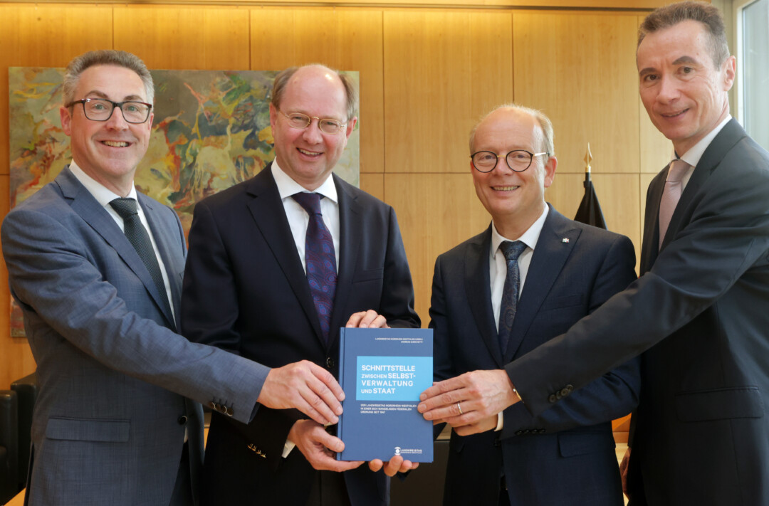 Vorstellung und Übergabe des Handbuchs zur Verbandsgeschichte des Landkreistags NRW „Schnittstelle zwischen Selbstverwaltung und Staat“ bei Landtagspräsident André Kuper (3.v.l.). (Auf dem Foto v.l.: Buchautor Prof. Dr. Andreas Marchetti, der Präsident des LKT NRW, Landrat Dr. Olaf Gericke (Kreis Warendorf), Landtagspräsident André Kuper und der Geschäftsführer des LKT NRW, Dr. Martin Klein. Foto: Landtag NRW/Bernd Schälte