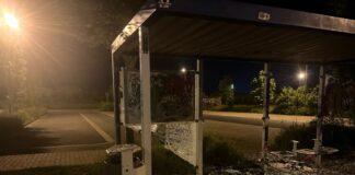 Die beschädigte Bushaltestelle "Schulzentrum". Foto: Polizei