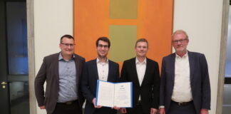 Sebastian Michel (Abteilungsleiter TU Dortmund), Jan Lucas Brause, Robert Schmidt (Betreuer), Jean Haeffs (GF VDI-GPL). Foto: CES
