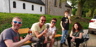 Gute Laune und Verpflegung hatten die Besucher auf den Dorfplatz mitgebracht. Foto: BV Düssel