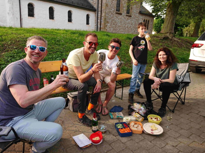Gute Laune und Verpflegung hatten die Besucher auf den Dorfplatz mitgebracht. Foto: BV Düssel