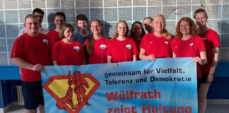 Die Wülfrather Lebensretter halten das Banner hoch und setzen sich für Demokratie und Toleranz ein. Foto: DLRG Wülfrath