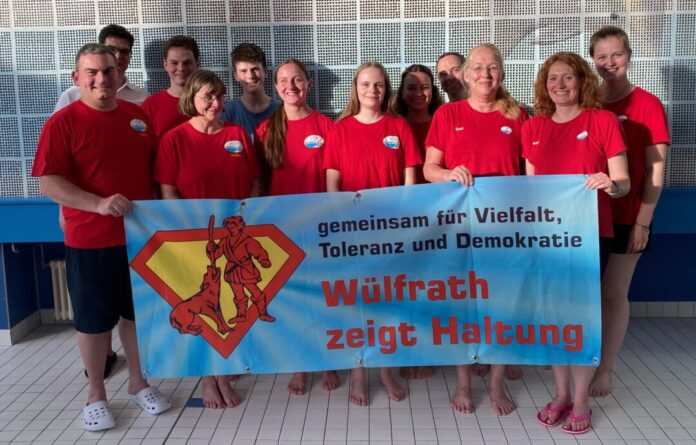 Die Wülfrather Lebensretter halten das Banner hoch und setzen sich für Demokratie und Toleranz ein. Foto: DLRG Wülfrath