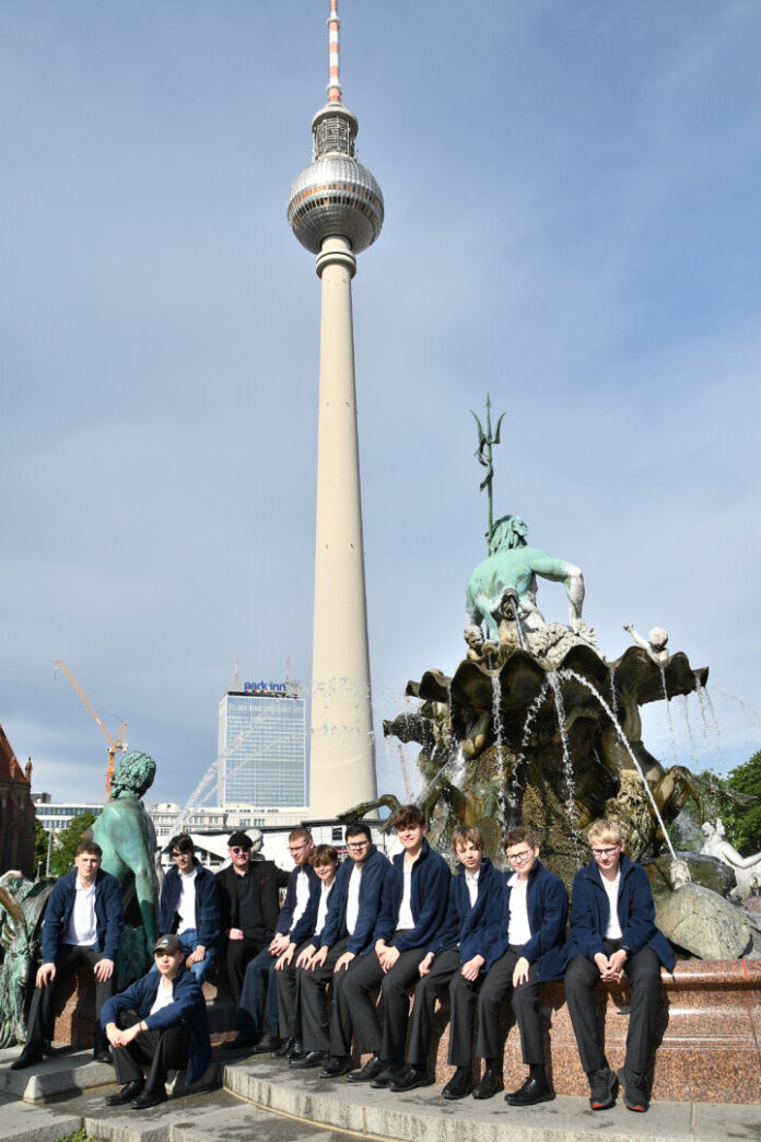 Die Rheinischen Sängerknaben bei der "Autogrammstunde" am Neptunbrunnen auf dem Berliner Alexanderplatz. Foto: privat