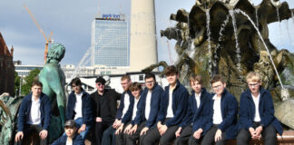 Die Rheinischen Sängerknaben bei der "Autogrammstunde" am Neptunbrunnen auf dem Berliner Alexanderplatz. Foto: privat