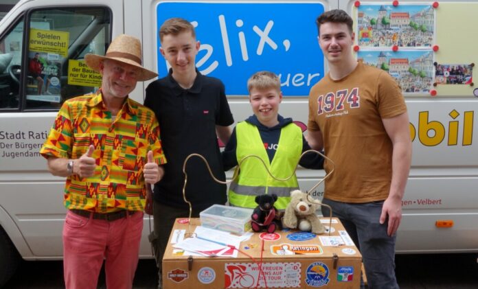 Michael Baaske, mit Lukas Harke (12), Klevis Diku (17) und Erion Diku (21) aus Lintorf. Foto: privat Michael Baaske, mit Lukas Harke (12), Klevis Diku (17) und Erion Diku (21) aus Lintorf. Foto: privat