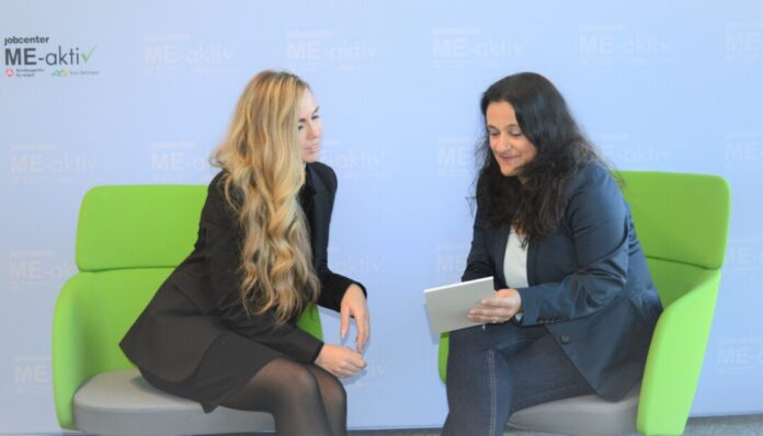Lilian Grimm und Panagiota Jakovou stehen als Ansprechpartnerinnen bereit. Foto: Agentur für Arbeit