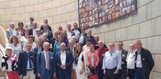 Martin Sträßer MdL (Mitte) begrüßt Rotary Vereine Mettmann und Wasselone-Marlenheim-Kronthal (Frankreich) im Landtag NRW – (v.l.n.r) Organisator Bernd Kneer von Gut Fettham in Wülfrath, Rotary-Präsident Martin Hagedorn, Martin Sträßer MdL, Rotary-Präsidentin Nathalie Remy-Roussel aus Frankreich. Foto: Büro Sträßer