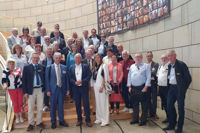 Deutsch-französische Rotary-Freundschaft 01 Martin Sträßer MdL (Mitte) begrüßt Rotary Vereine Mettmann und Wasselone-Marlenheim-Kronthal (Frankreich) im Landtag NRW – (v.l.n.r) Organisator Bernd Kneer von Gut Fettham in Wülfrath, Rotary-Präsident Martin Hagedorn, Martin Sträßer MdL, Rotary-Präsidentin Nathalie Remy-Roussel aus Frankreich. Foto: Büro Sträßer