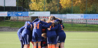 Eine Mädchenmannschaft steht auf dem Platz. Foto: SV Union Velbert