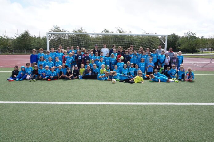 Im Fußballcamp des SV Union Velbert dreht sich im Sommer für die Kinder alles um das runde Leder. Foto: SV Union
