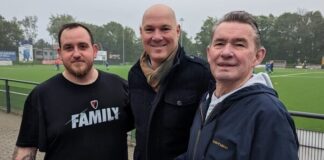 Freude über Fußball bei Levent Pinar vom Organisationsteam, Bürgermeister Dirk Lukrafka und Jugendwart Hans-Werner Mundt. Foto: Mundt