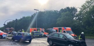 Zwei Autos prallte frontal zusammen. Foto: Herkströter/FW Hattingen