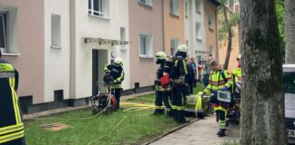 Die Feuerwehr in Hattingen im Einsatz. Foto: Jens Herkströter