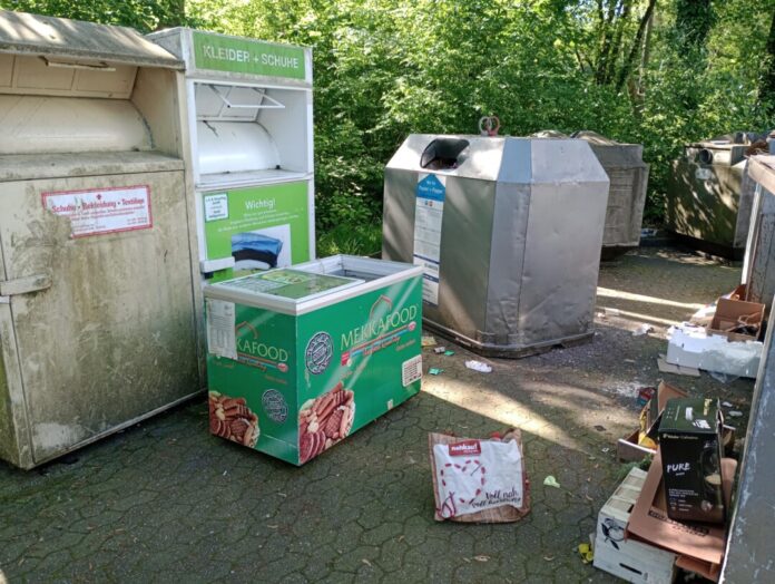 Unrat und eine Kühltruhe wurden illegal am Containerstellplatz entsorgt. Foto: Stadt HEI