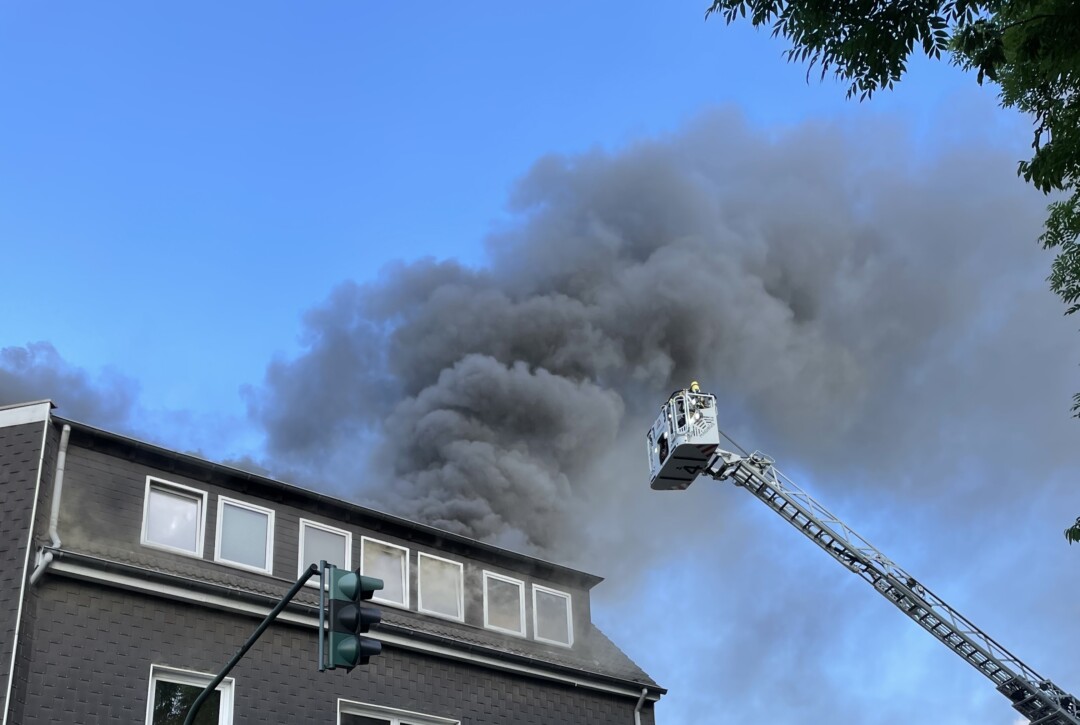 Dichter Rauch drang aus de Gebäude in Schonnebeck. Foto: FW Essen