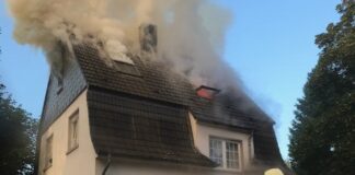 Bei dem Dachstuhlbrand war die Rauchentwicklung massiv. Foto: FW Bottrop