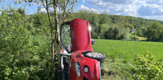 Der Opel Adam landete im Graben neben der Straße. Foto: Polizei