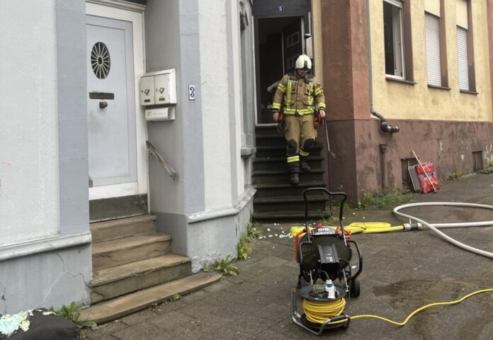 In einem Mehrfamilienhaus an der Bergstraße waren die Brandschützer aktiv. Foto: FW Mettmann