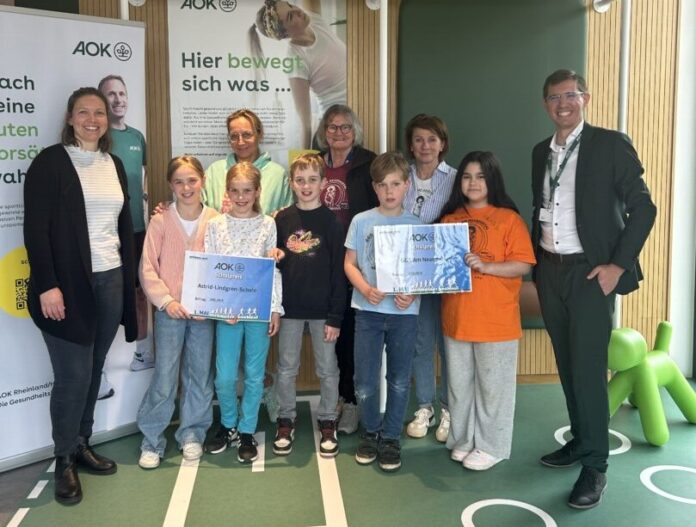 Siegerehrung in Mettmann: Laura Hayen (Mettmann Sport e.V.), Anja Schlösser-Schnelting ( Schulleiterin Astrid Lindgren Schule), Carmen Bryks (Schulleiterin GGS am Neandertal ) , Manuel Schäfer (AOK Rheinland/Hamburg) und eine Abordnung der Kinder beider Schulen. Die Ottfried Preußler Schule konnte nicht teilnehmen. Foto: Aok Siegerehrung in Mettmann: Laura Hayen (Mettmann Sport e.V.), Anja Schlösser-Schnelting ( Schulleiterin Astrid Lindgren Schule), Carmen Bryks (Schulleiterin GGS am Neandertal ) , Manuel Schäfer (AOK Rheinland/Hamburg) und eine Abordnung der Kinder beider Schulen. Die Ottfried Preußler Schule konnte nicht teilnehmen. Foto: Aok