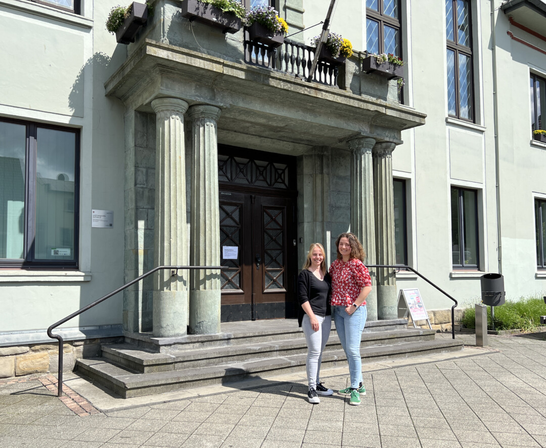 Carolin Hennig und Muriel Liebergall sind die Klimaschutzmanagerinnen der Stadt Heiligenhaus. Foto: Stadt HEI