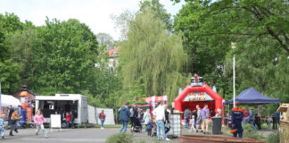 Direkt zum Start waren gegen 15.30 Uhr bereits einige Familien mit Kindern auf dem Hof der Feuerwehr unterwegs. Foto: Volkmann