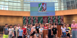 Die Mitglieder des Kinderparlamentes Erkrath besuchten zusammen mit Kinderparlament-Koordinatorin Gabriele Mahnert (r.) den nordrhein-westfälischen Landtag in Düsseldorf. Foto: Stadt Erkrath