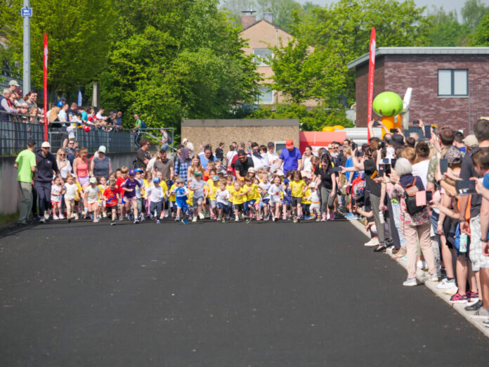 Fast 400 Kinder haben mitgemacht und sich für das "Minisportabzeichen" an Bewegungsstationen ausprobiert. Foto: Mettmann-Sport
