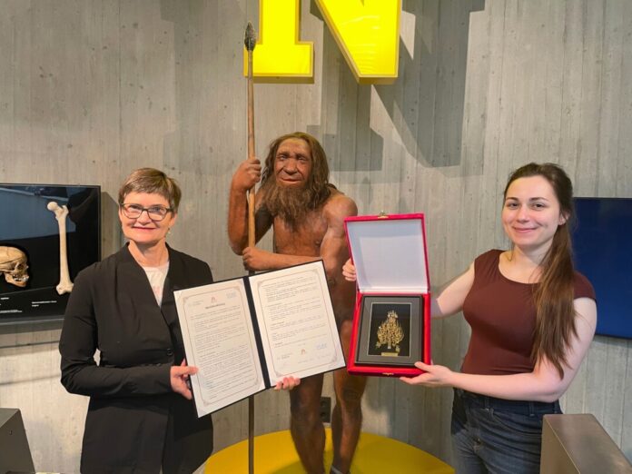 Bärbel Auffermann, Direktorin des Neanderthal Museums (links im Bild) und Anna Riethus, Forschungskoordinatorin, präsentieren das unterzeichnete Memorandum. Foto: Kreis ME