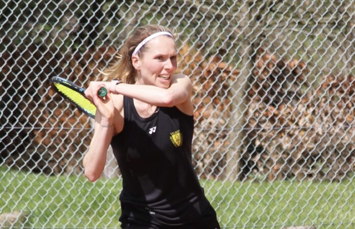 Netzballerin Lauren Wagenaar verlor ihr Match für die ersten Damen in der Niederrheinliga nur knapp mit 4:6, 6:4 und 6:10. Foto: NBV