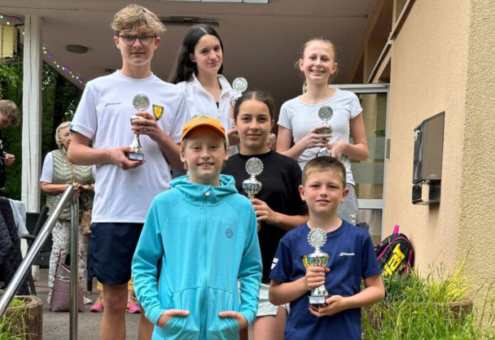 Über ihre Titel und Pokale freuten sich bei der Siegerehrung: Hinten von links nach rechts: Marlon Eick, Klara von zur Gathen, Emma Groß. Vorne von links nach rechts: Felix Mundt, Leni Schäfer (Mitte), Paul Schoch. Foto: NBV