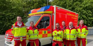 Michael Kowollik, Natalie Reiners, Marcin Litwinov, Dennis Nowak, Martin Müller und Lisa Thesing mit dem neuen Rettungswagen. Foto: Kreisstadt Mettmann