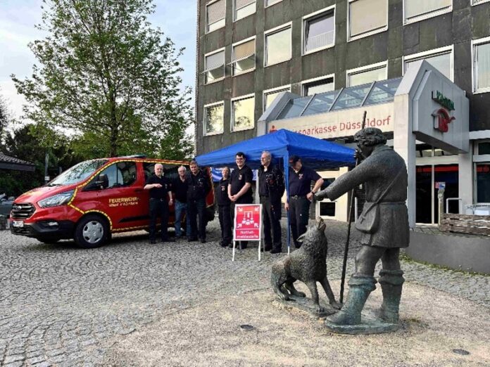Zentral in der Stadt ist die Notfallmeldestelle Am Diek auf dem Vorplatz der Kreissparkasse vorge-sehen. Ein Team der Unterstützungsabteilung inspizierte jetzt den Standort. Foto: Freiwillige Feuerwehr Wülfrath