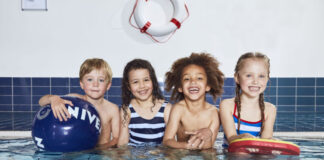 Kinder lieben Wasser, sie sollten allerdings vor dem Sprung ins kalte Nass das Schwimmen lernen. Foto: DLRG