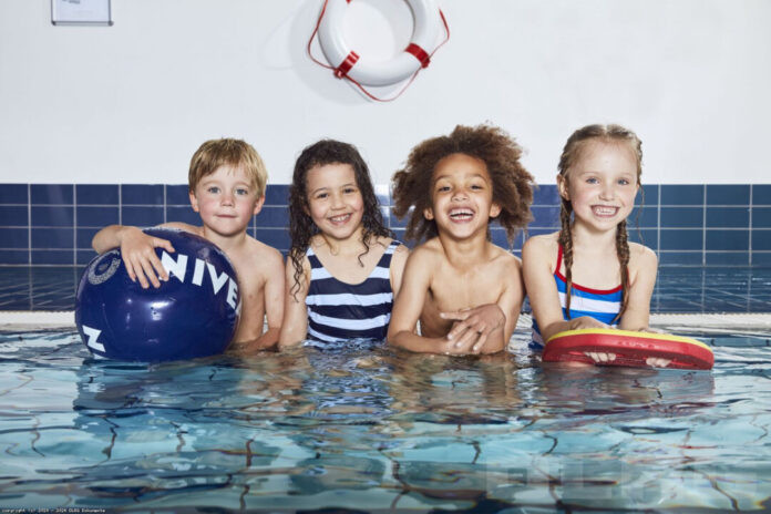 Kinder lieben Wasser, sie sollten allerdings vor dem Sprung ins kalte Nass das Schwimmen lernen. Foto: DLRG