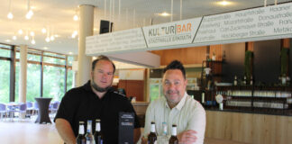 Lutz Kraft (l.), Betreiber der Kulturbar, und Helmut Messerich (r.), Leiter der Abteilung Kultur ∙ Sport, freuen sich auf das Public Viewing in der Stadthalle Erkrath. Foto: Stadt Erkrath