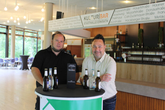 Lutz Kraft (l.), Betreiber der Kulturbar, und Helmut Messerich (r.), Leiter der Abteilung Kultur ∙ Sport, freuen sich auf das Public Viewing in der Stadthalle Erkrath. Foto: Stadt Erkrath