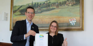 Erkrath bleibt Fairtrade-Stadt. Bürgermeister Christoph Schultz (l.) und Sandra Preußer (r.) Bei der Rezertifizierung im Jahr 2024. Foto: Stadt Erkrath