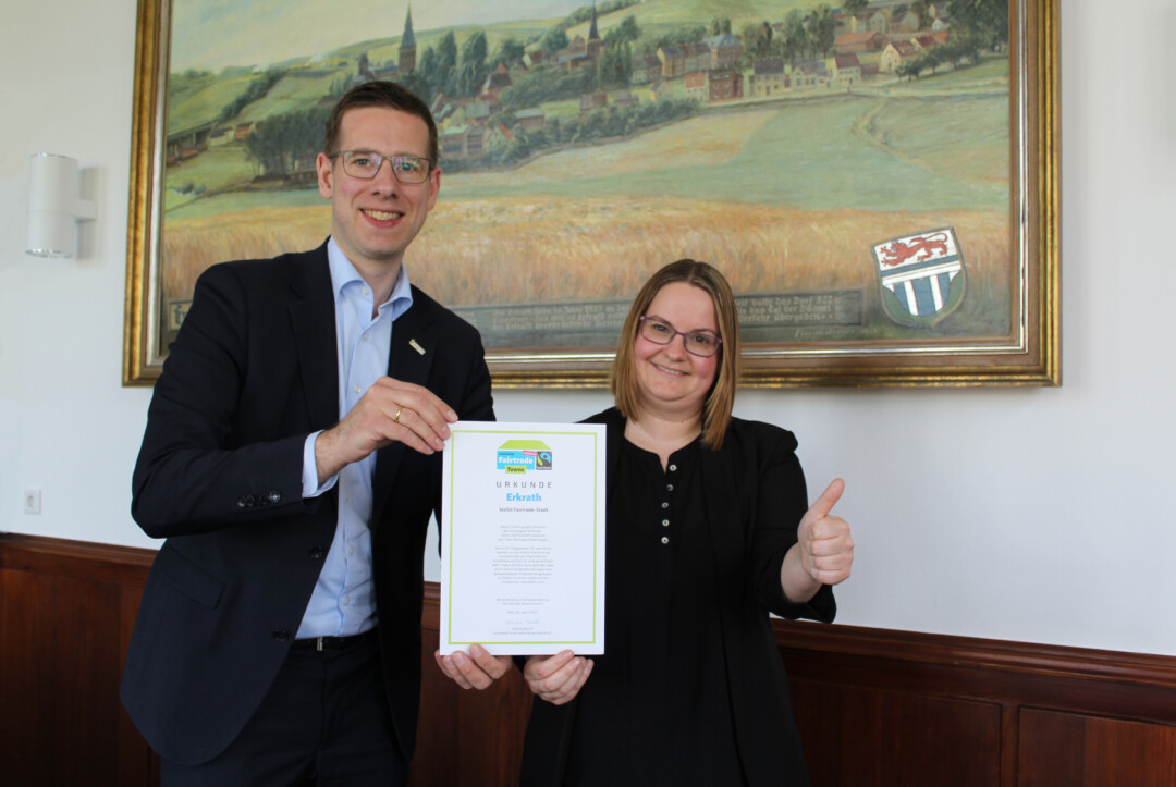 Erkrath bleibt auch in den nächsten beiden Jahren Fairtrade-Stadt. Bürgermeister Christoph Schultz (l.) und Sandra Preußer (r.) freuen sich über die erfolgreiche Rezertifiezierung. Foto: Stadt Erkrath