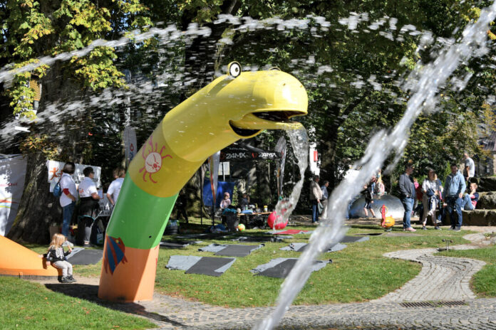 Das Schlangenfest in der Velberter Innenstadt ist eines der beliebtesten Kinderfeste im Kreis Mettmann. Foto: Mathias Kehren/Archiv
