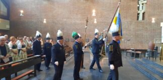 Maiandacht in Velbert: Einzug der Fahnenabordnungen, Bergleute und Trachtenträger. Foto: Veranstalter