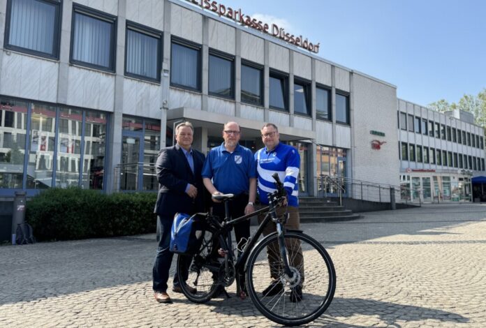 Gebietsdirektor Thomas Döring, Ulrich Kersten, 2. Vorsitzender, und Achim Tappert, Fachwart RTF des Edelweiß Mettmann, freuen sich auf die Sparkassen RTF 2024. Foto: Kreissparkasse Düsseldorf